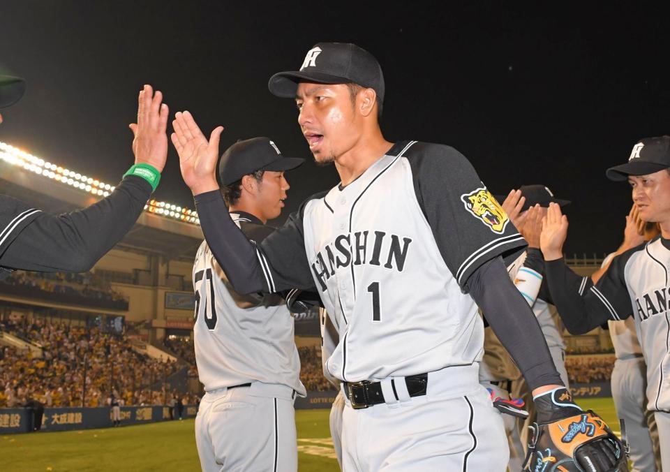 　ＺＯＺＯマリンを埋めるファンの前でプレーすることになった鳥谷。写真は２０１７年のロッテ対阪神戦