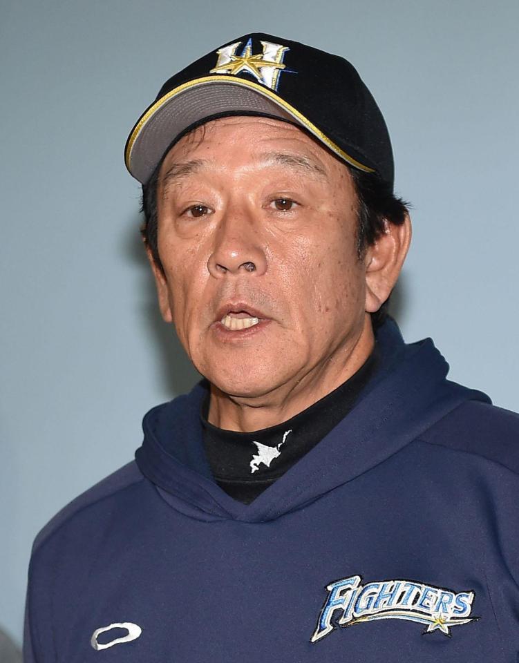 　試合前、開幕延期についての質問に答える日本ハム・栗山英樹監督