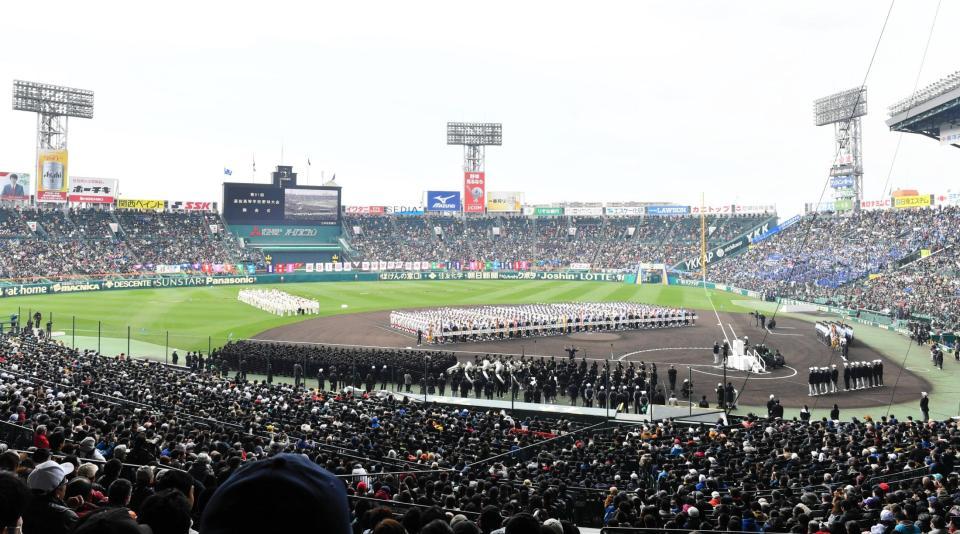 多くの観客が詰めかけ開会式が行われた昨年の選抜高校野球大会