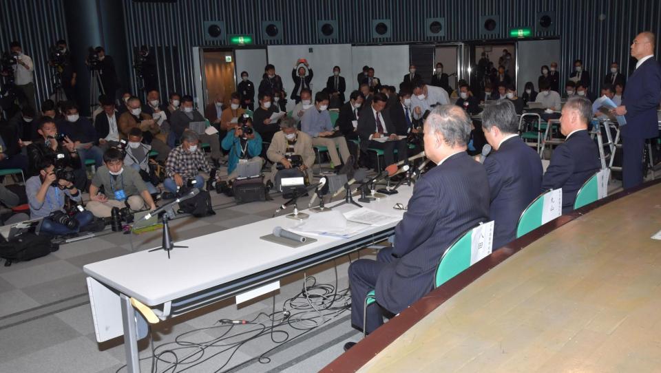 会見に集まった多くの報道陣＝毎日新聞（撮影・神子素慎一）