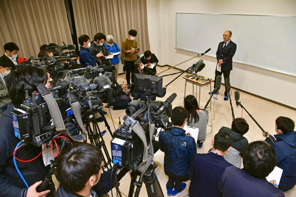 　選抜高校野球大会の中止決定を受け、報道陣の取材に応じる福島県立磐城高の木村監督