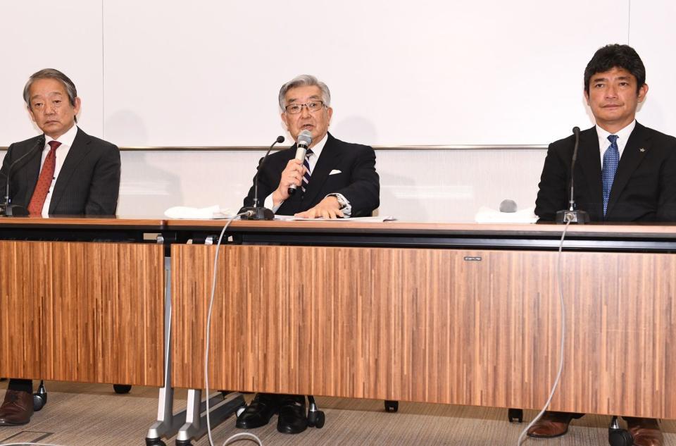 　代表者会議後、会見を開いた（左から）パ・リーグの横田昭作理事長、斉藤惇コミッショナー、セ・リーグの三原一晃理事長＝東京都港区芝のＮＰＢ