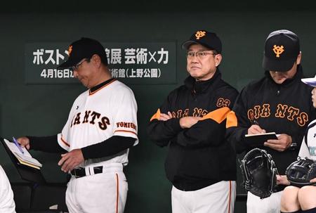 　３回、厳しい表情で戦況を見つめる原監督（中央）＝撮影・薗田高夫