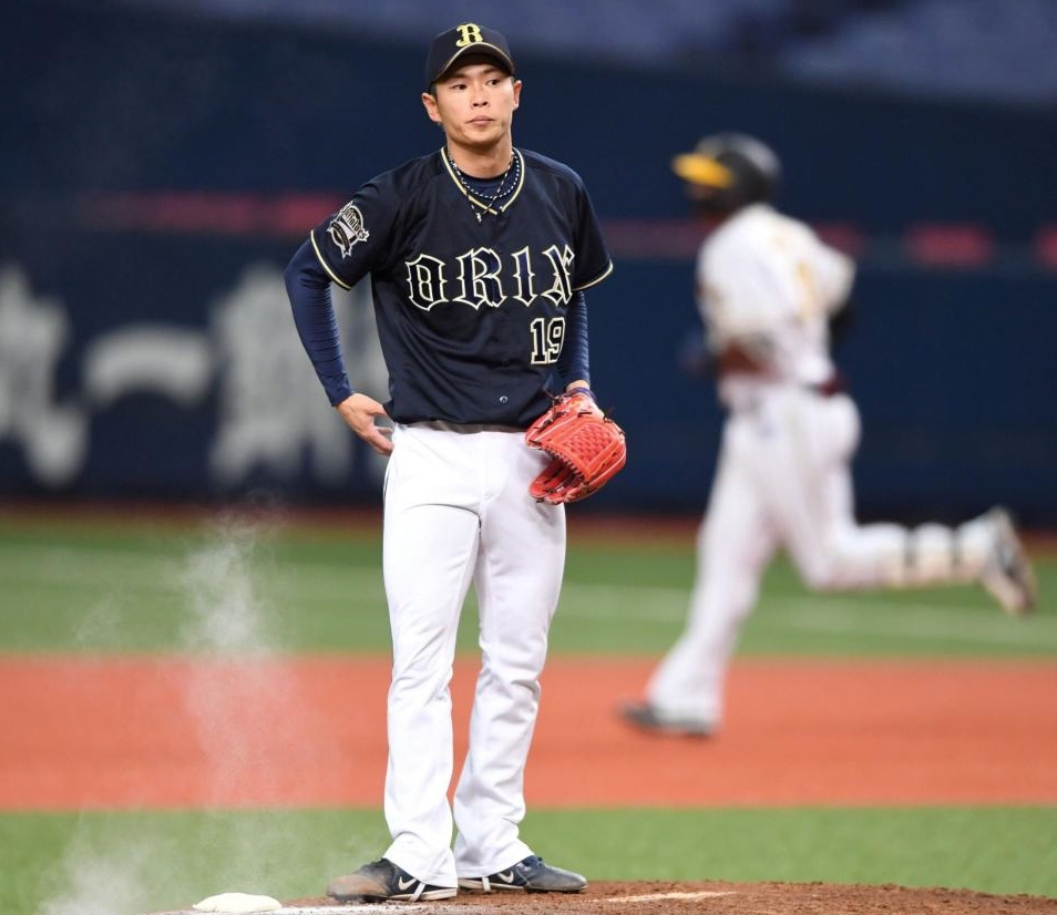 　３回、マルテに２ランを浴びる山岡（撮影・飯室逸平）