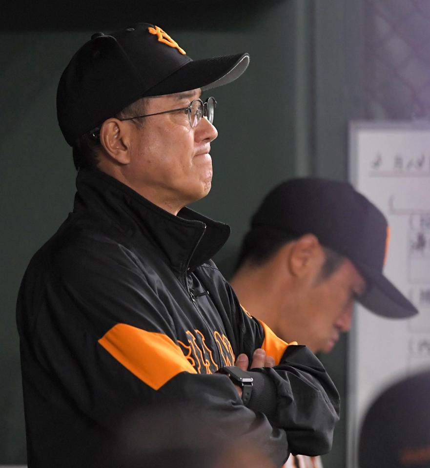 　厳しい表情で試合を見つめる原監督（撮影・高石航平）