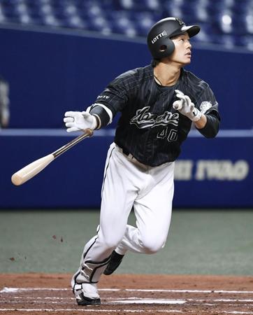 　３回、右越えに２打席連続本塁打を放つロッテ・福田光＝ナゴヤドーム
