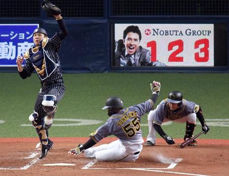 　阪神・小野寺が挟まれる間に生還する阪神・陽川