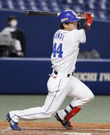 　３回、右中間に二塁打を放つ中日・郡司＝ナゴヤドーム（共同）