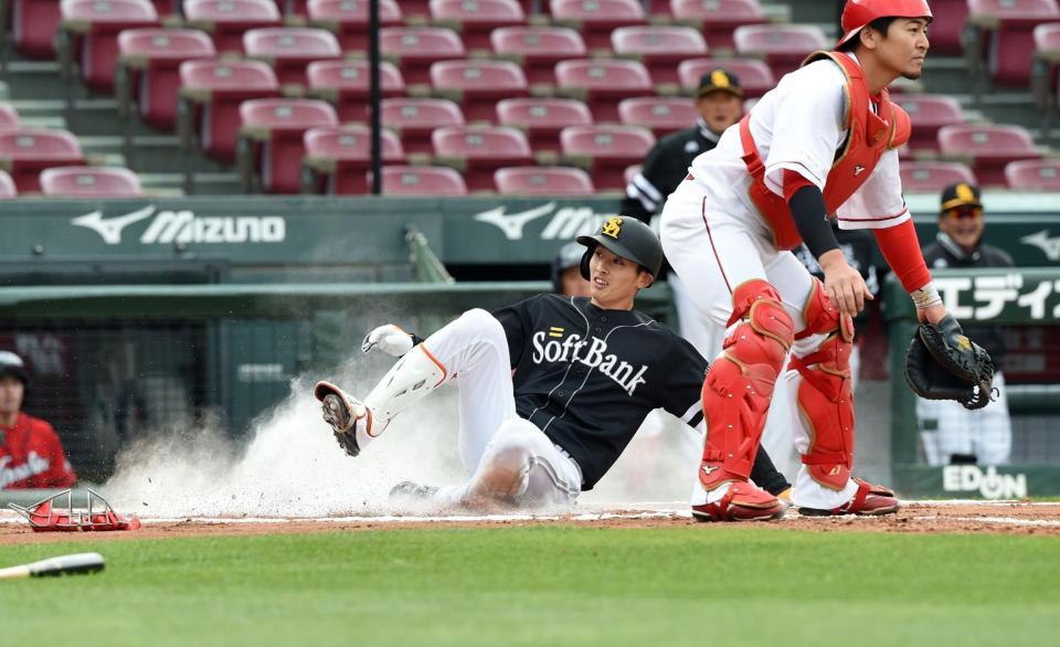 　６回、中越えの打球で一気に生還する周東。ランニング本塁打とした