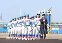 模擬開会式を行い入場行進する花咲徳栄ナイン＝埼玉県加須市の花咲徳栄高（撮影・金田祐二）