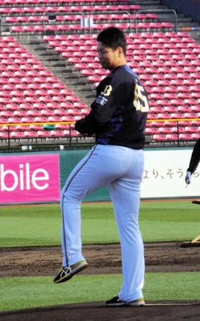 21日の先発に向けて楽天生命パーク宮城のマウンドを確認する漆原