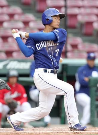 　広島との練習試合の９回に内野安打を放つ中日・根尾＝マツダ（共同）