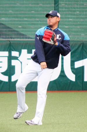 　全体練習に参加し、キャッチボールをする西武・松坂＝メットライフドーム