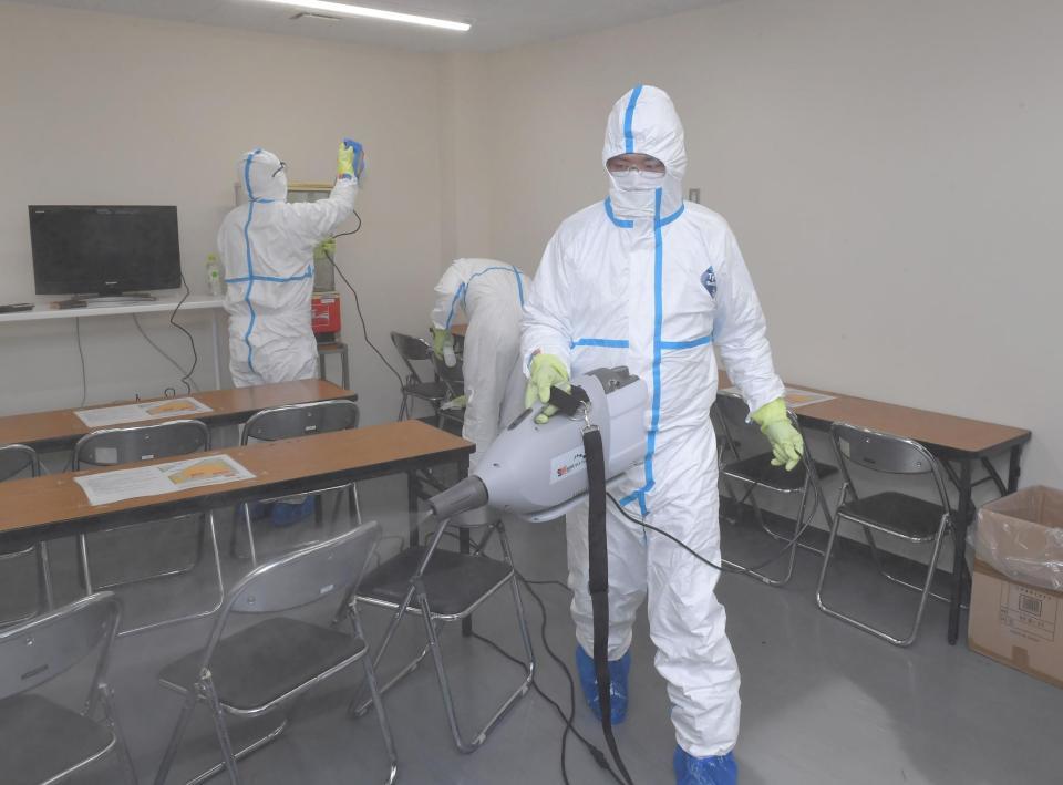 　鳴尾浜のプレスルームを消毒する作業員ら＝３月２６日