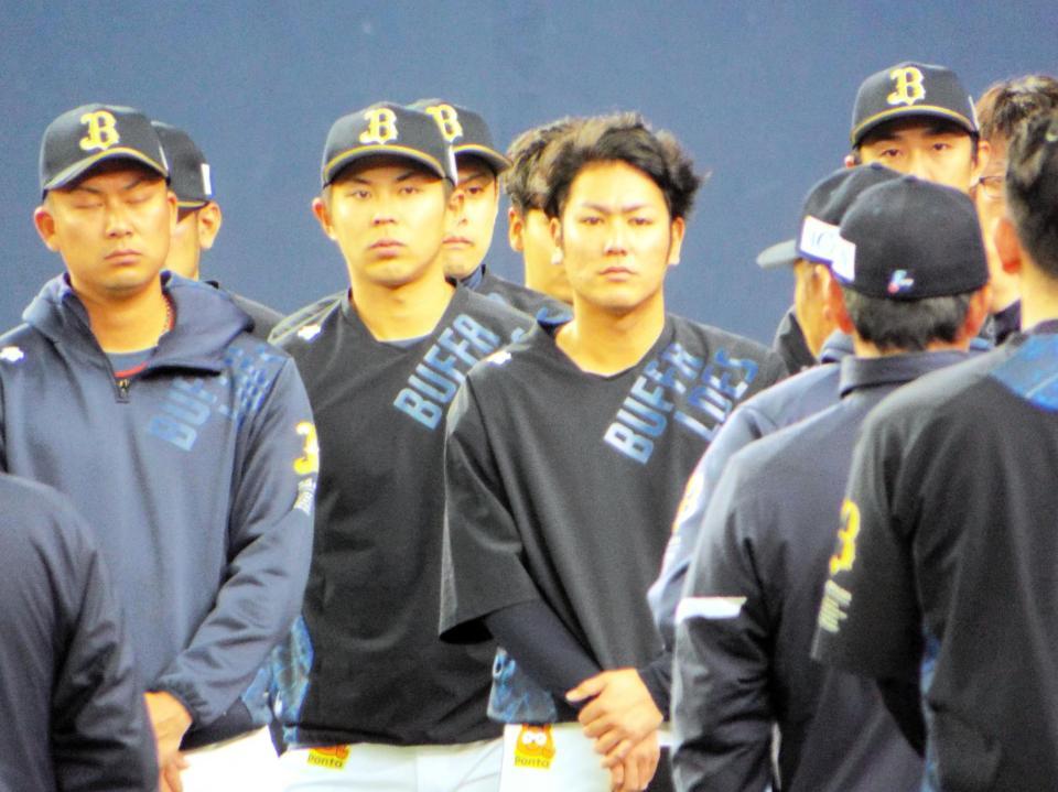 ４月１日からの全体練習中止を受けて西村監督の話を聞くオリックスナイン