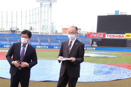 　無人の神宮球場で会見した東京六大学野球の井上理事長（右）と内藤事務局長