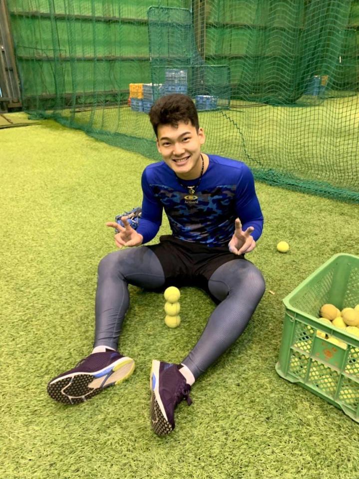 　見事にテニスボールを３個積み上げた石川昂