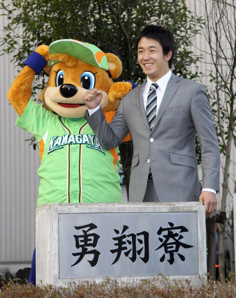 斎藤佑の入寮に立ち会ったマスコットのカビー君＝２０１１年１月