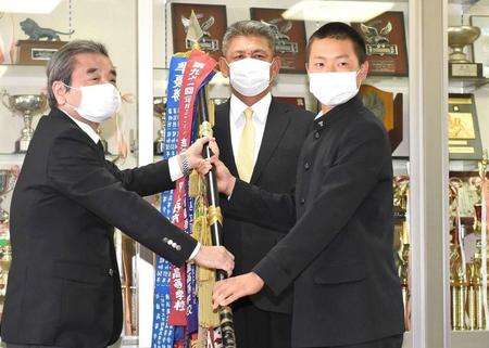 　昨年のセンバツ準優勝旗を返還する（右から）習志野・角田主将、小林監督