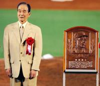 　野球殿堂入りを果たし表彰される関根潤三さん＝０３年７月１６日、千葉マリン