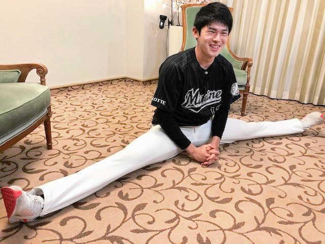　開脚をする佐々木朗（球団提供　３月１４日に球団公式インスタグラムでアップした動画）