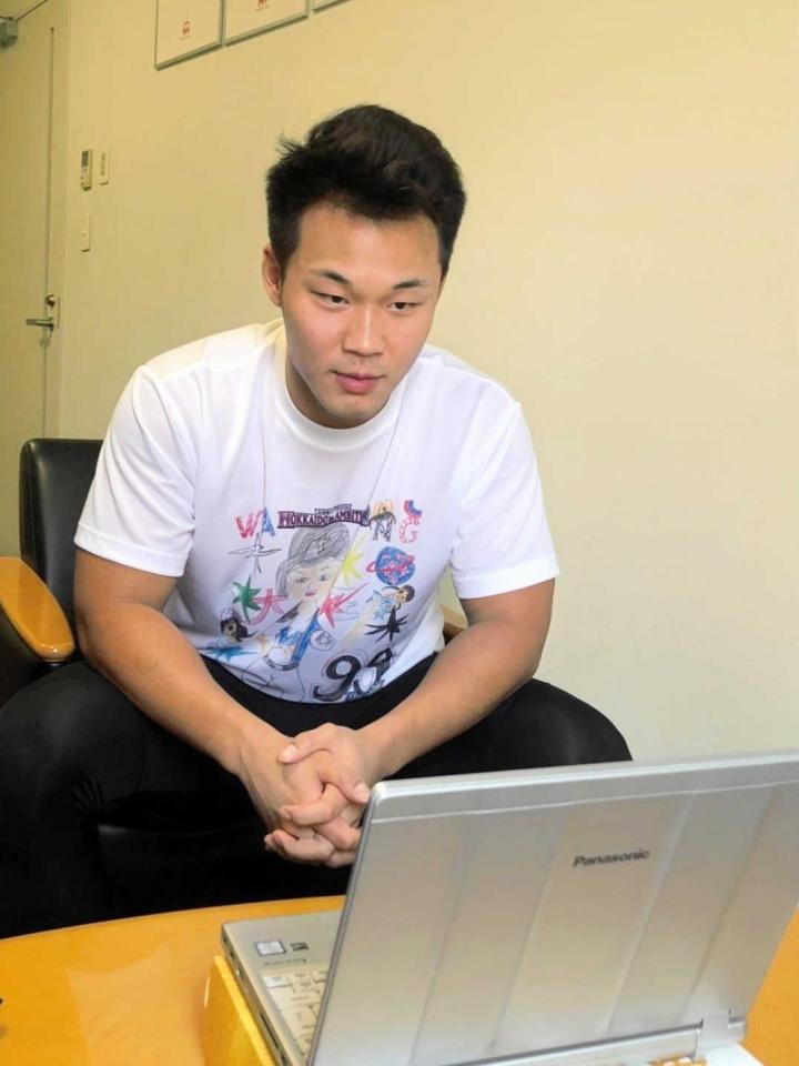 　オンライン取材に応じる王柏融（球団提供）