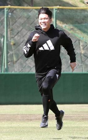 　ジャイアンツ球場の外野を走り込む坂本（球団提供）