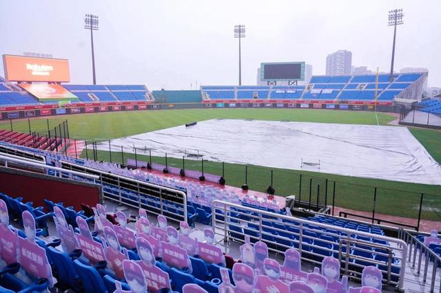 台湾プロ野球開幕戦は雨天のため中止　“ロボット応援団”も無念！？