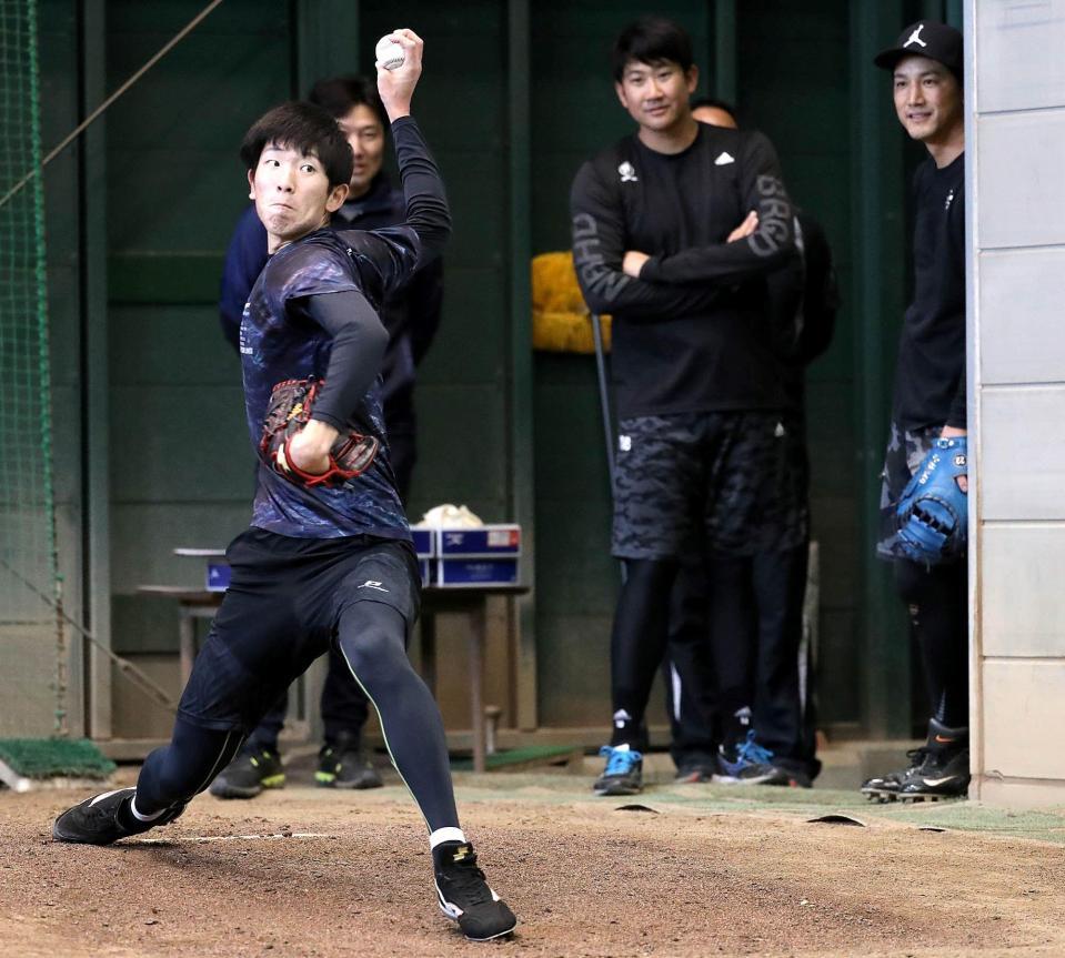 ブルペンで３０球、投げ込んだ巨人・戸郷（球団提供）