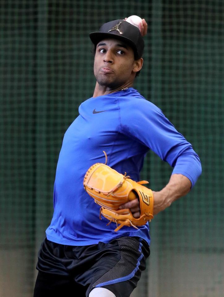 ブルペンで捕手を座らせ投げ込みを行った巨人・サンチェス（球団提供）