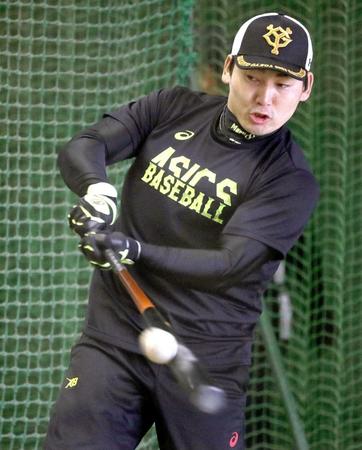 　室内練習場で打ち込む丸（球団提供）