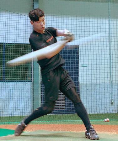 　室内練習場でフリー打撃をする中川（球団提供）
