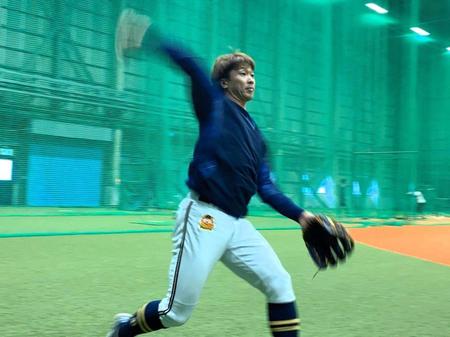 オセアンＢＳ室内練習場でキャッチボールする安達（球団提供）