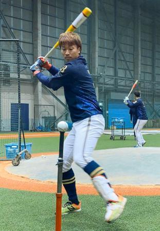　打撃練習するオリックスの安達＝大阪市（球団提供）