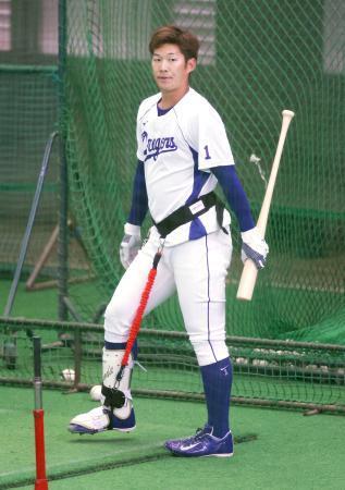 中日・京田、器具装着し打撃練習「軸足に体重を意識」