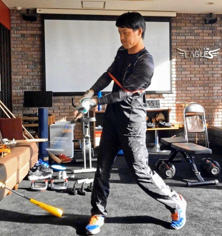 　選手寮でもゴムチューブを使った素振りを行っている辰己（球団提供）