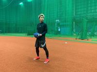 オセアンＢＳ室内練習場でキャッチボールする山岡（球団提供）