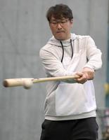 　自主練習を視察に訪れ、坂本、炭谷、沢村にノックを行う巨人・元木ヘッドコーチ