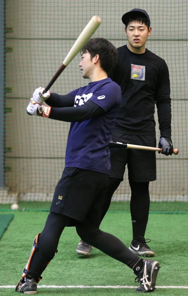 　先輩の山本に打撃のアドバイスを送る巨人・岡本（球団提供）