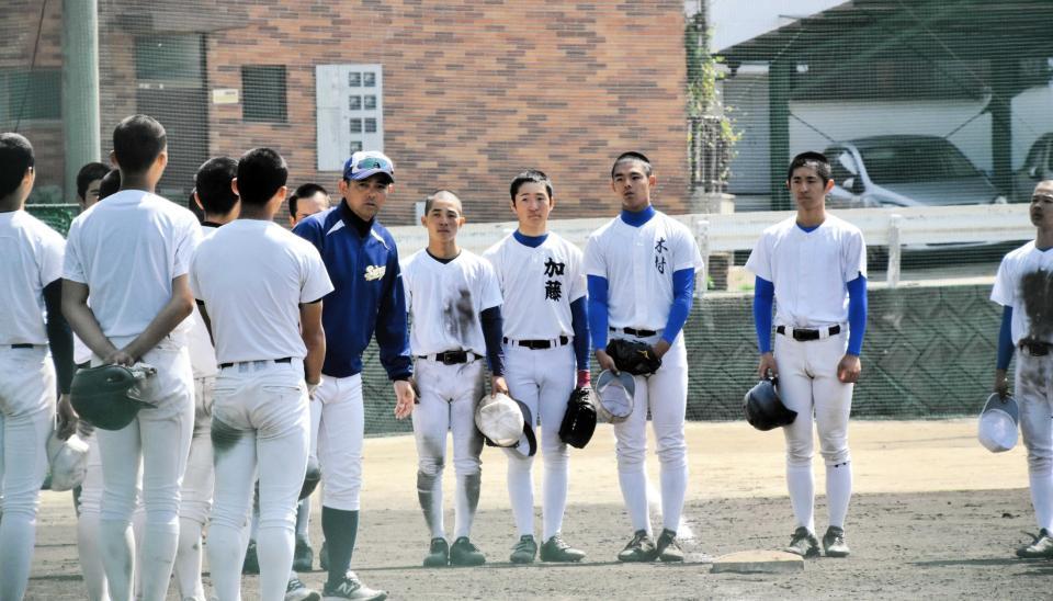 　部員らへ指導を行う荷川取監督