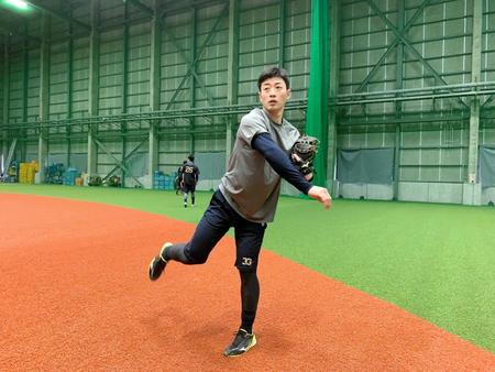　自主練習で調整するオリックス・松井雅（球団提供）