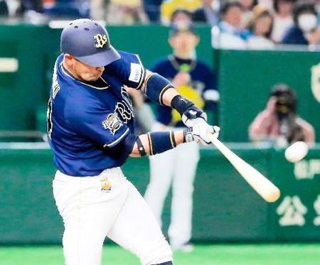 ７回オリックス１死一塁、宮崎が左越えにこの試合２本目の本塁打となる２ランを放つ＝東京ドーム