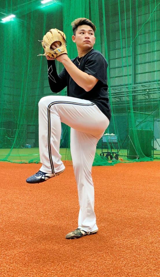 オセアンＢＳ室内練習場でキャッチボールする榊原（球団提供）