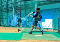 オセアンＢＳ室内練習場でフリー打撃を行う吉田正（球団提供）
