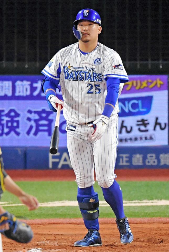 ２０１９年４月２４日、ソックスを見せるスタイルでプレーした筒香