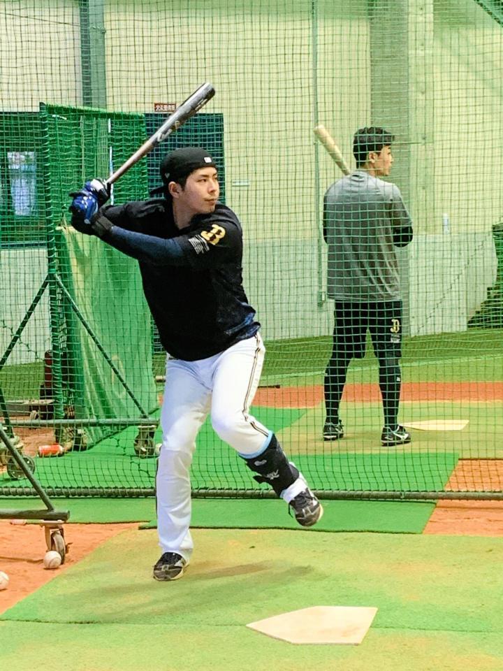 オセアンＢＳ室内練習場でフリー打撃を行う若月（球団提供）