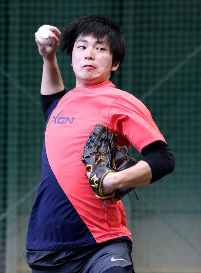 ブルペン入りした巨人・育成沼田（球団提供）