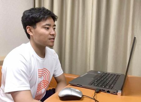 　テレビ電話アプリで取材に応じるヤクルトの中村＝２６日（球団提供）