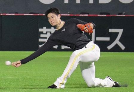 　自主練習でキャッチボールするソフトバンク・高橋礼＝ペイペイドーム（球団提供）