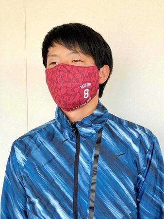 　新グッズのマスクカバーを装着する楽天・辰己（球団提供）